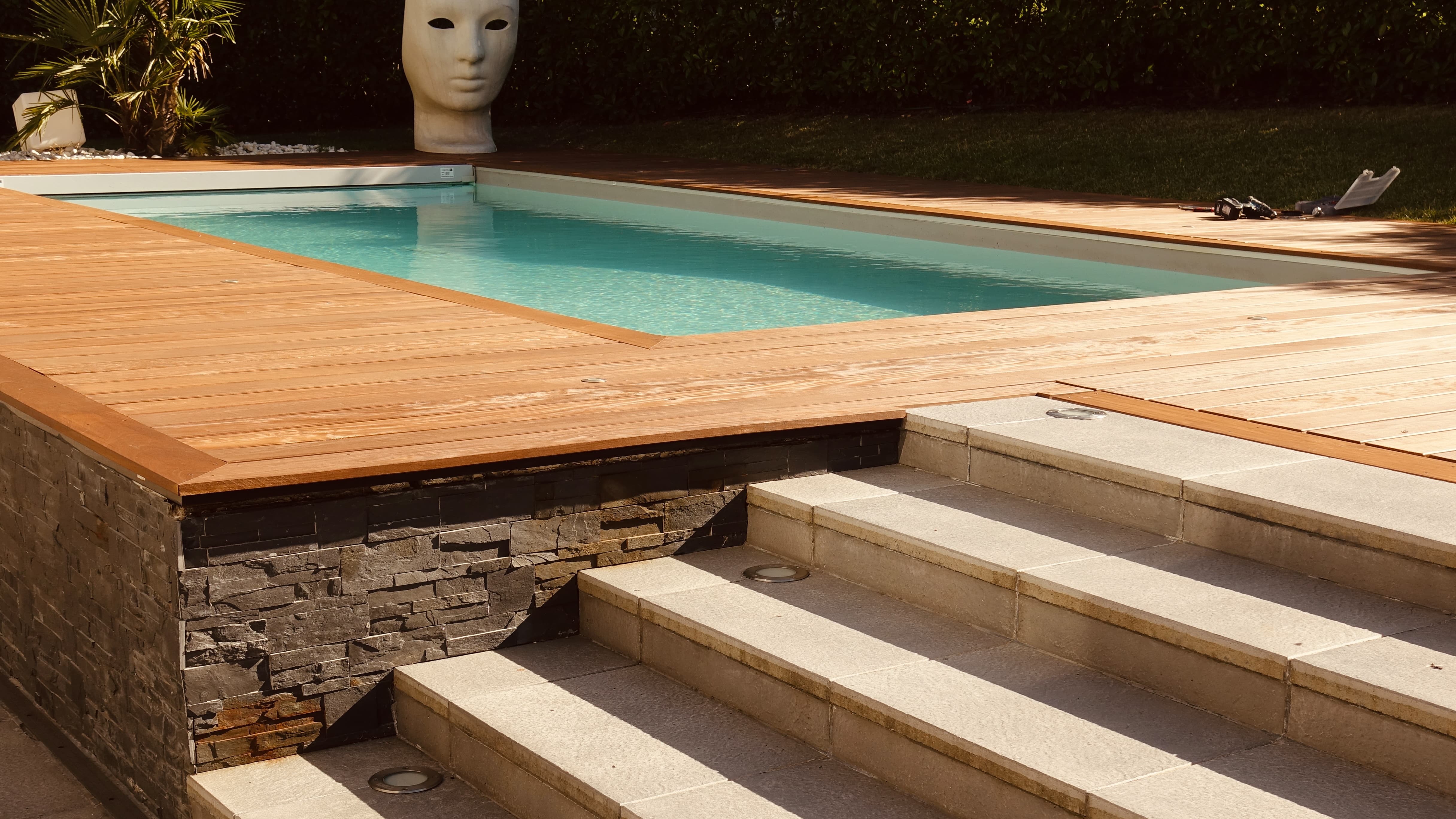 perspective à faible angle d'une terrasse de piscine surélevée